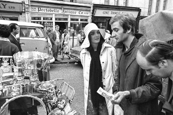 London '68. Londra, Portobello Road - Scena di strada - Mercatino dell'antiquariato - Ritratto di coppia: giovani - Negozi, Portobello Antique