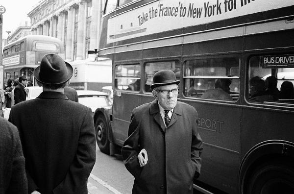 London '68. Londra - Scena di strada - Ritratto maschile: impiegato con giornale - Autobus a due piani