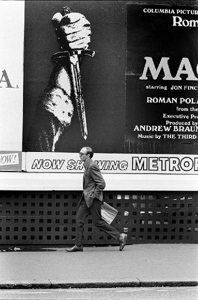 London '68. Londra - Scena di strada - Ritratto maschile: uomo adulto - Manifesto con pugnale del film Macbeth di Roman Polansky