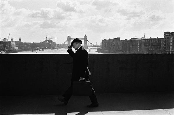 London '68. Londra - Scena di strada - Ritratto maschile: impiegato cammina su un ponte - Tower Bridge sullo sfondo