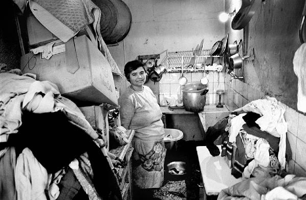 Altrove (1967-1980). Torino, via Piave 5 - Abitazione, interno: cucina - Ritratto femminile: donna adulta, lavandaia - Degrado - Immigrazione dal sud Italia