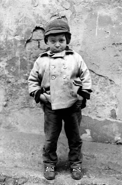 Altrove (1967-1980). Torino, via Artom - Ritratto infantile: bambino - Degrado - Immigrazione dal sud Italia