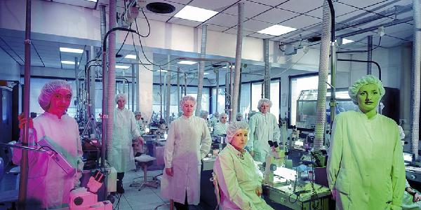 Lo spirito dei luoghi 1998. Saluggia - Sorin biomedica, interno - Ritratto di gruppo: lavoratori in posa con camice - Microscopio - Illuminazione teatrale