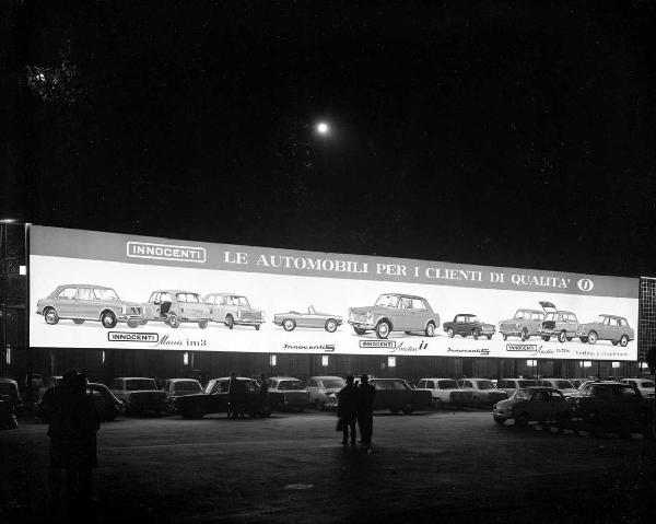 Innocenti - Torino - XLVI Salone internazionale dell'automobile 1964 - Esterno - Manifesto pubblicitario con automobili