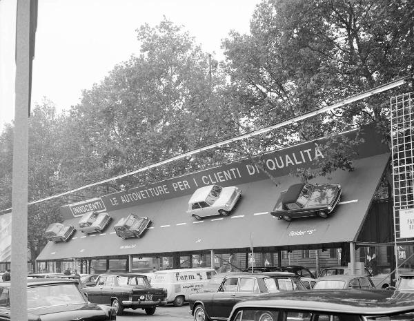 Innocenti - Torino - XLVII Salone internazionale dell'automobile 1965 - Esterno - Manifesto pubblicitario con automobili