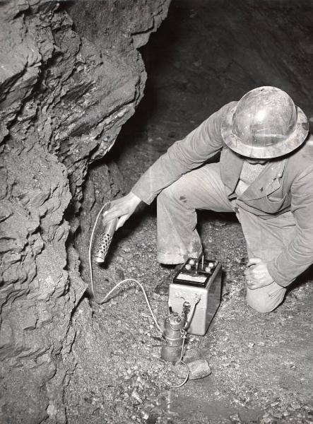 Peveragno - Miniera di uranio - Esame della radioattività del minerale