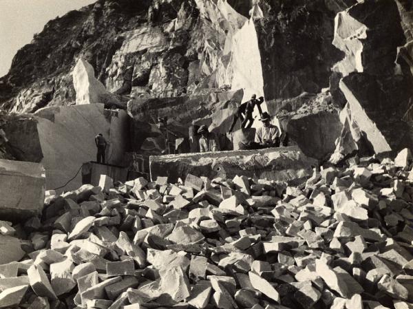 Carrara - Cava di marmo - Operai al lavoro