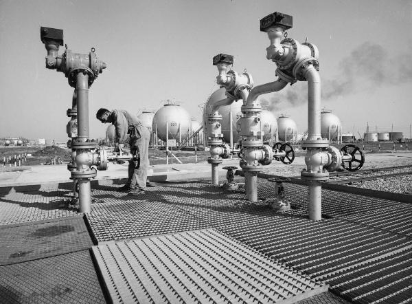 Brindisi - Stabilimento petrolchimico - Esterno - Duco - Vernici per l'industria - Operai al lavoro