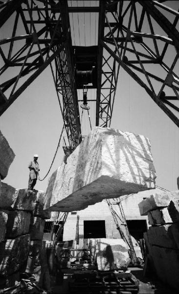 "Epoca" - Informazione Industriale - Trani - De Camelis & Martinelli - Sollevamento blocco di marmo