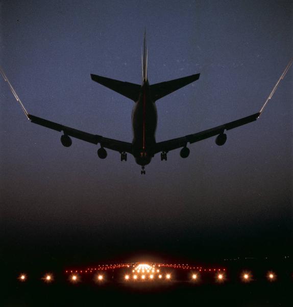 Alitalia - Aeroplano in fase di atterraggio - Pista illuminata