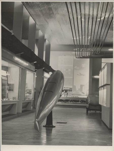 Milano - Fiera campionaria del 1950 - Padiglione Montecatini - Sala alluminio - Scafo di un natante
