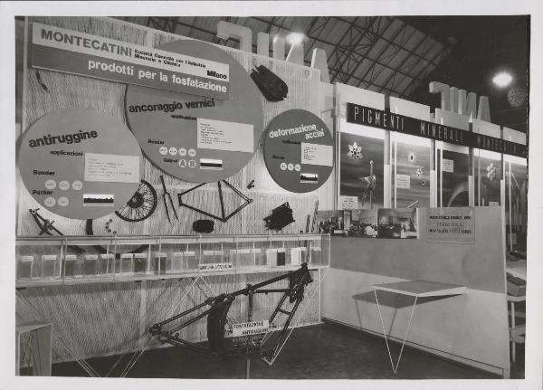 Milano - Fiera campionaria del 1950 - Posteggio esterno Montecatini - Stand prodotti per la fosfatazione