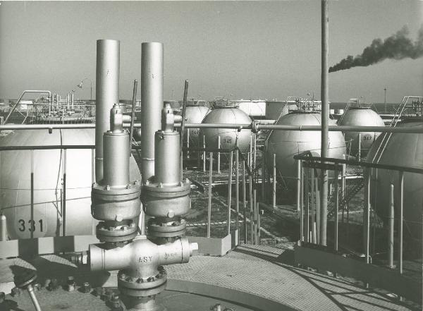 Brindisi - Stabilimento petrolchimico - Valvole di sicurezza e sfere per lo stoccaggio di gas liquidi