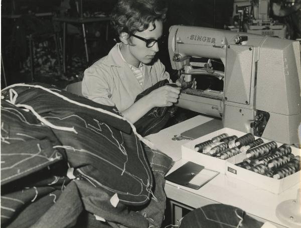 Verona - Stabilimento Abital - Operaia alla macchina da cucire - Confezione delle travette degli occhielli