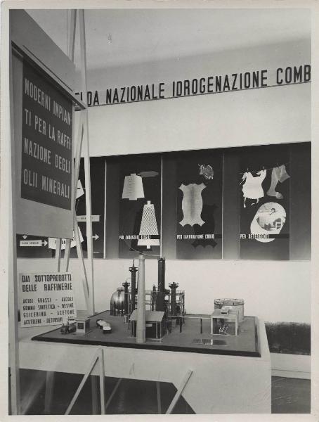 Bari - Fiera del Levante del 1949 - Stand espositivo Montecatini dedicato ai derivati dei sottoprodotti delle raffinerie - Plastico di una raffineria