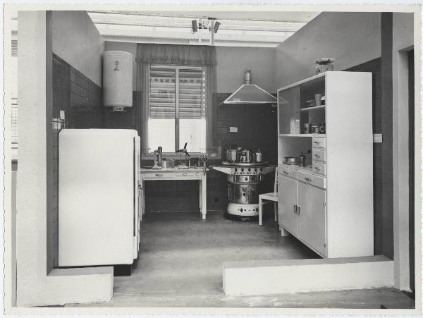 Torino - Mostra della casa moderna del 1949 - Allestimento di una cucina