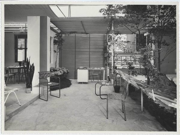 Torino - Mostra della casa moderna del 1949 - Allestimento dell'interno di un appartamento con sedie moderne