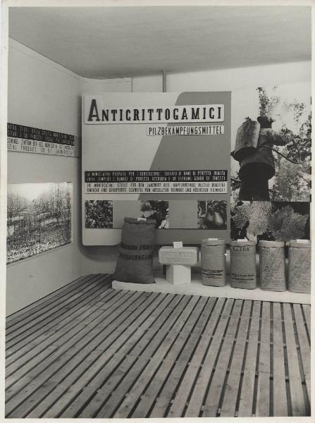 Bolzano - Fiera del 1949 - Stand Montecatini dedicato ai prodotti per l'agricoltura - Anticrittogamici