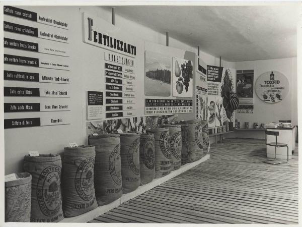 Bolzano - Fiera del 1949 - Stand Montecatini dedicato ai prodotti per l'agricoltura - Fertilizzanti - Insetticidi -Toxfid