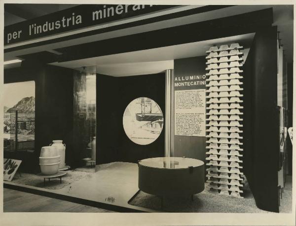 Bolzano - Fiera Campionaria del 1954 - Stand Montecatini dedicato all'alluminio - Allestimento con pannelli illustrativi e prodotti