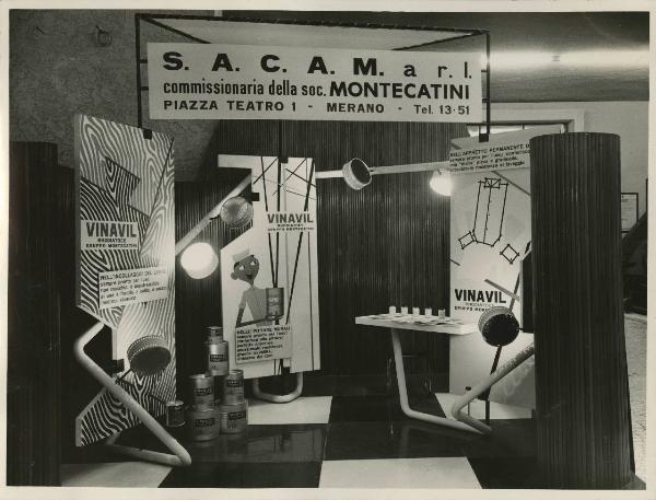 Bolzano - Fiera Campionaria del 1954 - Stand S.a.c.a.m. commissionaria della Montecatini dedicato al Vinavil - Allestimento con pannelli esplicativi e confezioni di Vinavil