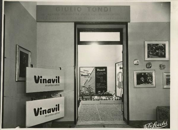 Cascina - Mostra del mobilio - Stand dell'agente di vendita per la Montecatini Giulio Tondi - Vinavil - Pannelli illustrativi ed esposizione del prodotto