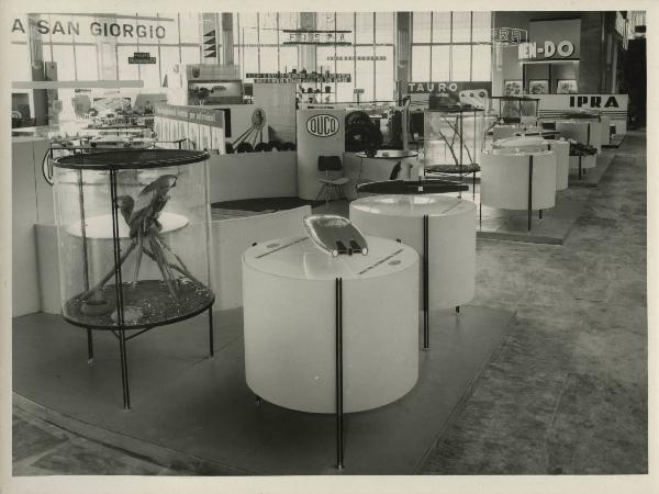 Torino - Salone dell'automobile del 1956 - Stand Smalti Duco - Pappagalli in gabbia