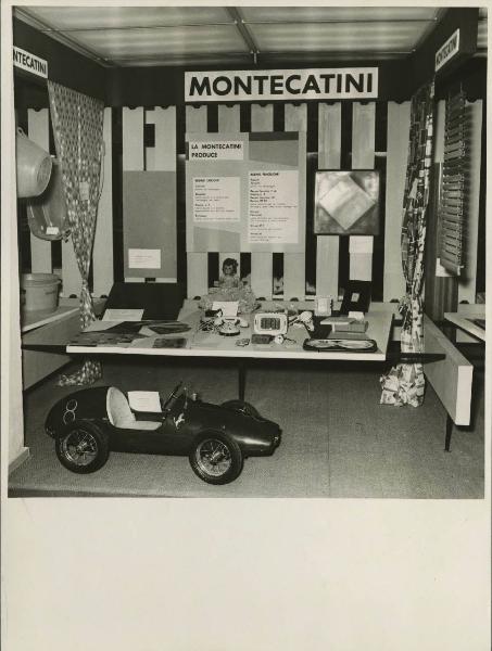 Palermo - Fiera del Mediterraneo del 1956 - Padiglione Montecatini - Stand dedicato alle resine - Esposizione di manufatti in resina