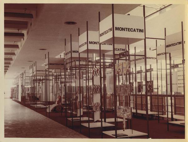Belgrado - Fiera internazionale della tecnica del 1960 - Stand Montecatini allestiti con pannelli informativi, fotografici ed esposizione prodotti