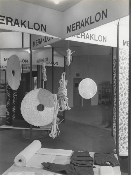 Busto Arsizio - Mostra internazionale del tessile - Stand Montecatini con esposizione di tessuti in Meraklon