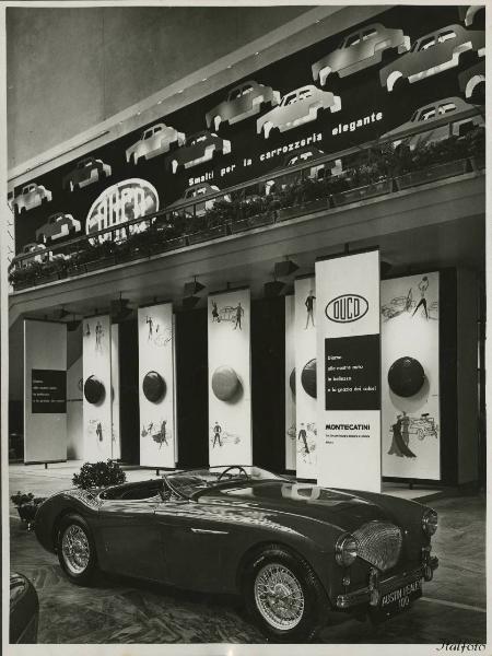 Torino - Salone dell'automobile - Stand Montecatini dedicato alle vernici Duco - Autovettura Austin Healey 100