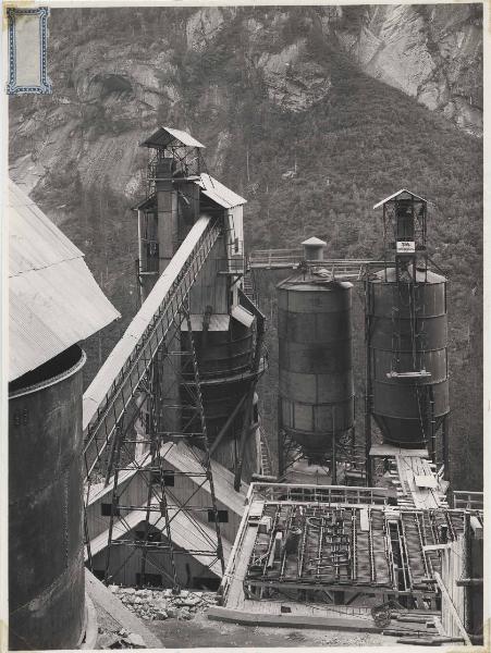 Malga Boazzo - Impianto idroelettrico di Cimego - Cantiere di costruzione della diga - Torre di distribuzione del calcestruzzo
