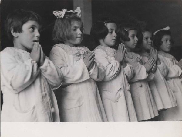 Riccione - Colonia Guido Donegani per bambini sfollati - Recita della preghiera - Bambine