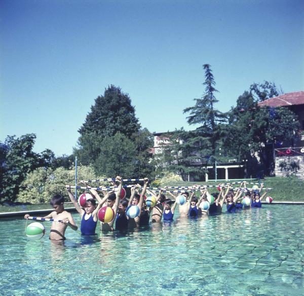 Suna (Verbania) - Colonia Ettore Motta - Lago Maggiore - Bambini - Ginnastica in piscina
