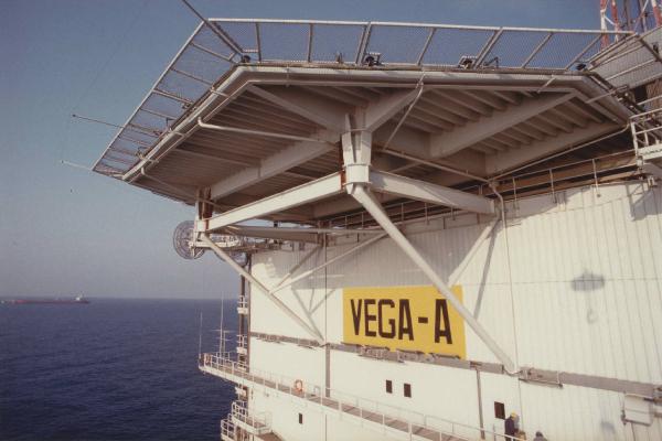 Ragusa - Canale di Sicilia - Campo Vega - Piattaforma petrolifera fissa off-shore Vega-A - Area eliportuale - Antenne radar