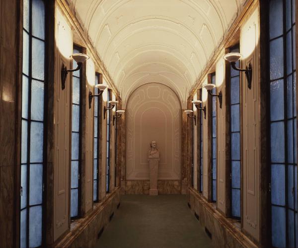 Milano - Foro Buonaparte - Palazzo Edison - Busto Alessandro Volta - Corridoio