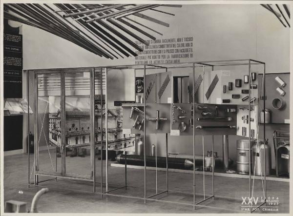 Milano - Fiera campionaria del 1947 - Padiglione Montecatini - Sala alluminio - Esposizione manufatti