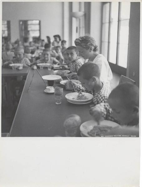 Cervia - Colonia marina Montecatini - Refettorio - Bambini a pranzo con educatrice