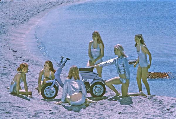 Innocenti - Sardegna - Campagna pubblicitaria - Lambretta 50 Cl Lui - Spiaggia - Modelle