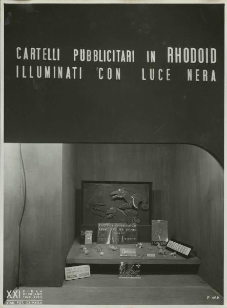 Milano - Fiera campionaria del 1940 - Padiglione Montecatini - Sala Rhodia Albene - Cartelli pubblicitari in Rhodoid