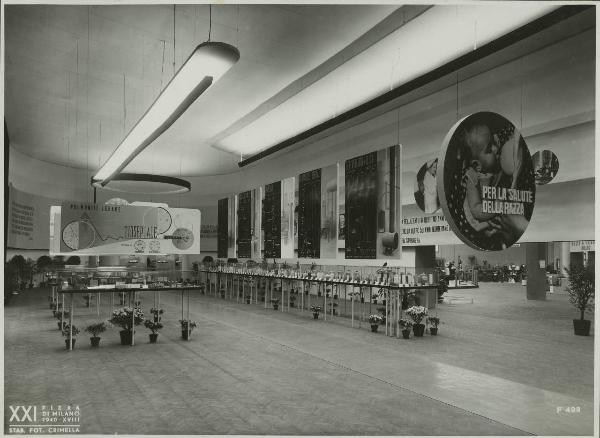 Milano - Fiera campionaria del 1940 - Sala Farmitalia - Pannelli illustrativi ed esposizione dei prodotti