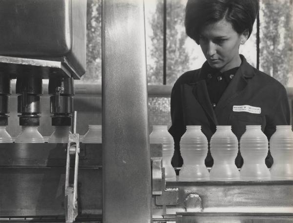 Alessandria - Consorzio produttori latte - Linea di produzione - Riempimento di bottiglie in Moplen