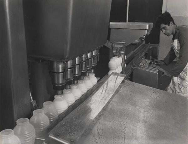 Alessandria - Consorzio produttori latte - Linea di produzione - Riempimento [e sigillatura] bottiglie in Moplen