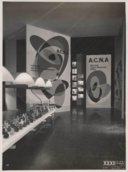 Milano - Fiera campionaria del 1954 - Padiglione Montecatini - Sala ACNA (Aziende colori nazionali e affini) e Farmitalia - Esposizione di oggetti di diversa colorazione