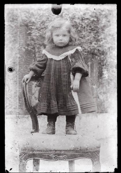 Bambina in piedi su una sedia