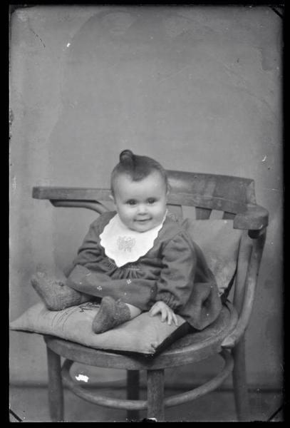 Bambina piccola su sedia
