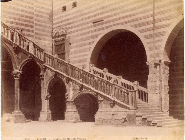 Architettura - Verona - Palazzo mercato vecchio - scalone