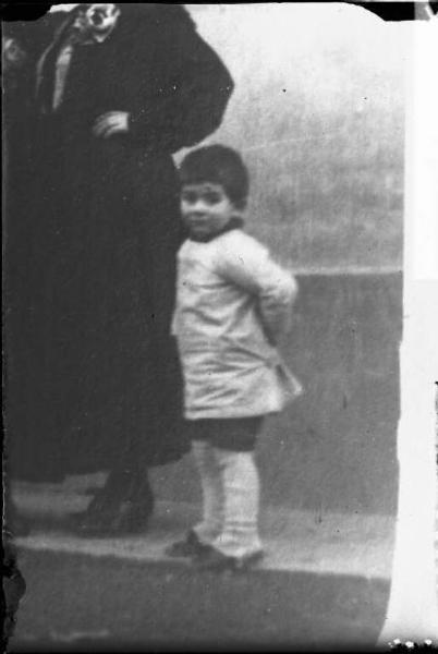 Bambino con donna - ritratto - figura intera [committenza Ottone Geometra Borgo Garibaldi]