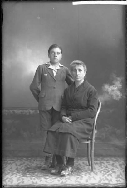 Donna e ragazzo - ritratto - figura intera [committenza Sacchi Alessandrina - Corvino S. Quirico]