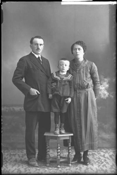 Uomo con donna e bambino - ritratto - figura intera - [committenza De - Antoni Pasquale - Godiasco - S. Giovanni]
